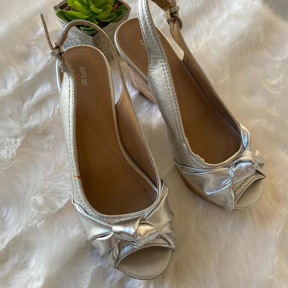 APT. 9 Silver Peep-Toe Wedge Sandals with Bow Accent - Picture 1 of 4
